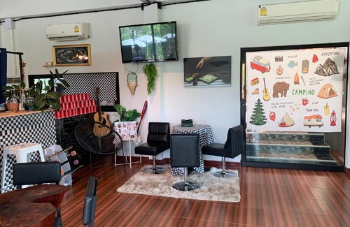 Phunphin Casa | บ้านต้นยางคาเฟ่ โฮมสเตย์ ลอร์ด