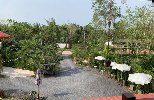 Phunphin Casa | บ้านต้นยางคาเฟ่ โฮมสเตย์ ลอร์ด