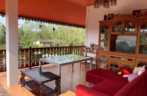 Phunphin Casa | บ้านต้นยางคาเฟ่ โฮมสเตย์ ลอร์ด