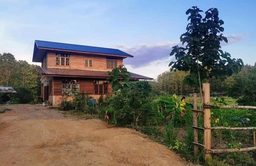 Santi Suk Cama Y Desayuno | บ้านสวนนาเลา