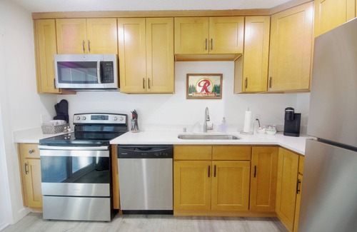 South Tacoma Apartamento | ᗌᗌᗌ Fresh & new 1br. Jukebox, king bed, A/C