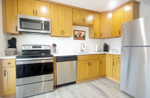 South Tacoma Apartamento | ᗌᗌᗌ Fresh & new 1br. Jukebox, king bed, A/C