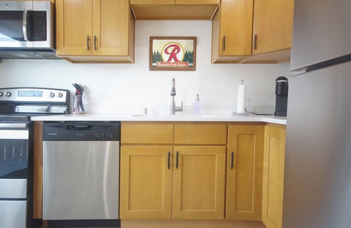 South Tacoma Apartamento | ᗌᗌᗌ Fresh & new 1br. Jukebox, king bed, A/C