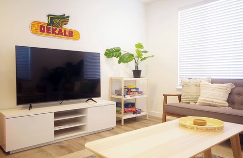 South Tacoma Apartamento | ᗌᗌᗌ Fresh & new 1br. Jukebox, king bed, A/C