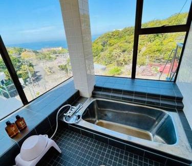 Tsubaki Onsen Casa | まるごと貸切別荘 全部屋海を眺める炭火BBQ 温水プール付き 白良浜車3分、千畳敷、三段壁徒歩圏
