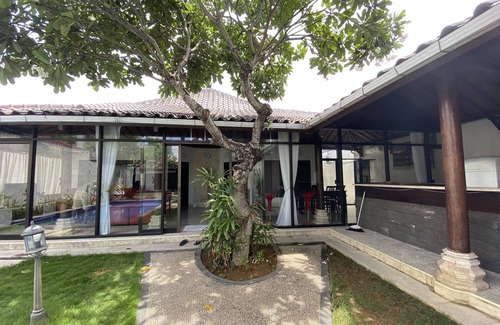 Dewi Sri Villa | ク タ ニ ア ヴ ィ ラ Villa tranquila a 15 minutos de la playa