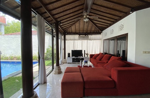 Dewi Sri Villa | ク タ ニ ア ヴ ィ ラ Villa tranquila a 15 minutos de la playa