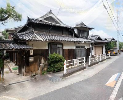 Kurashiki Apartamento | 倉敷の宿Retreat KOBAYASHI 1棟貸切 1日1組限定 11LLDDK 520平米 102年前の伝説の建物 瀬戸内芸術祭2025 直島 美観地区 最大10名 駐車場3台 ベッド8台