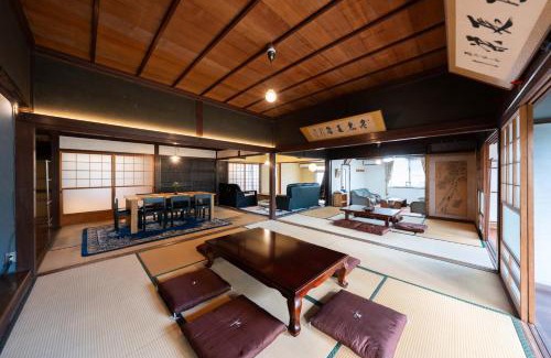 Kurashiki Apartamento | 倉敷の宿Retreat KOBAYASHI 1棟貸切 1日1組限定 11LLDDK 520平米 102年前の伝説の建物 瀬戸内芸術祭2025 直島 美観地区 最大10名 駐車場3台 ベッド8台