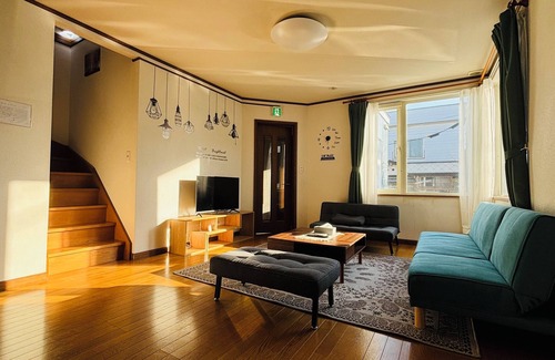 Otaru Casa | 小樽市にあり、小樽駅から徒歩13分の宿泊施設で、庭と無料専用駐車場を提供しています。ベッドルーム3室が備わる別荘です。