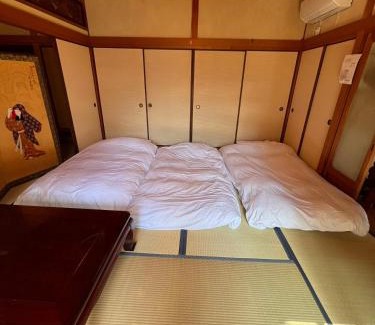 Izumisano Casa | 日式庭院古宅难波直达4房双浴室厕所厨房齐全团队首选可体验和服茶道空中瑜伽交通购物方便bbq可