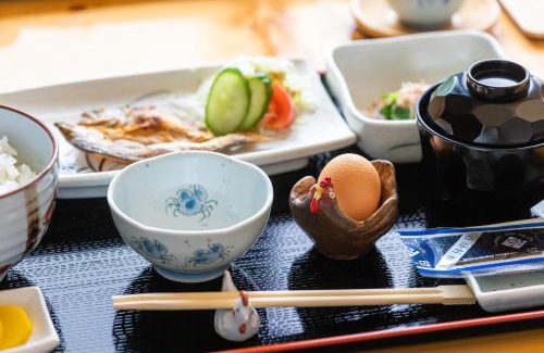 Aki Hotel | 日本の秘境で味わう絶品地鶏 ジローのおうち