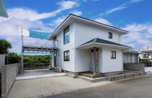 Okinawa Apartamento | 最大18名宿泊OK 百名ビーチまで車で5分 海が見えるバルコニーでBBQ 南城市大型ヴィラ ReLa百名