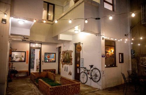 Longjing Hostal | 框框背包客棧 Kuang Kuang Hostel