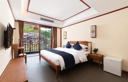 Fenghuang Cama Y Desayuno | 溪桥夜语江景民宿