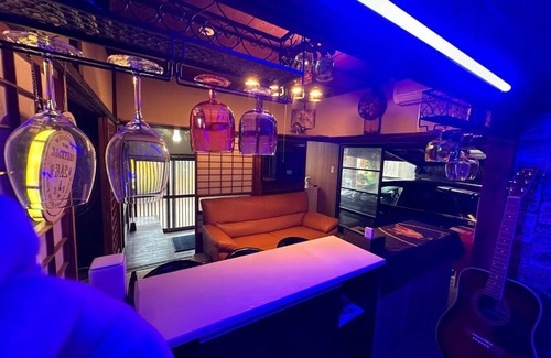 Ito Villa | 窓際から海と鉄道が見える宿 サウナ プロジェクター カラオケ完備 トリックマーメイド