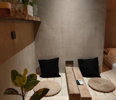 Jeifangbei Central Business District Apartamento | 路下 无见天日的房子