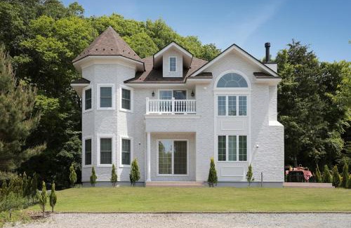 Oiwake Apartamento | 軽井沢の森に佇む英国様式白の宮殿 薪ストーブある5ldk ポーラーリゾート軽井沢ミューズ