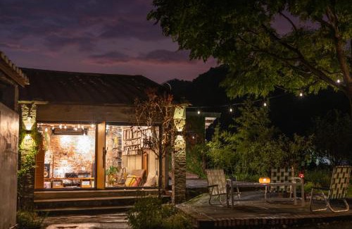 Meinong Casa | 香蕉與黑膠 Yellow And Black Guest House