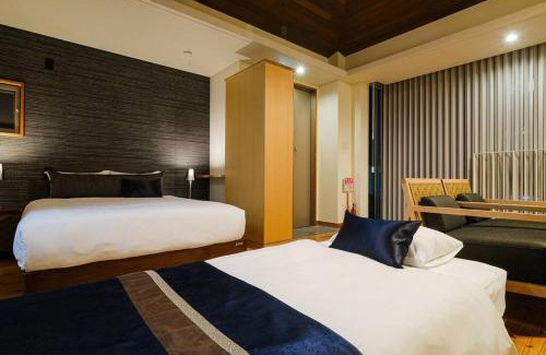 Naha City Centre Villa | 駐車場有 琉球モダンと木の暖かさ 陽光が降り注ぐ上品でゆとりのある空間 2階