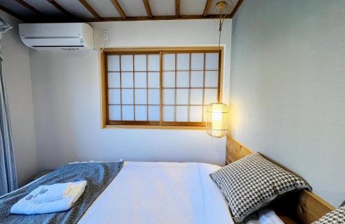 Tsuruhashi Apartamento | 鶴橋駅 新和風3部屋 2階貸切 浴室素敵 天然温泉徒歩4分 クイーンサイズベットあり ゆったり寝れる
