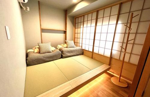 Tsuruhashi Apartamento | 鶴橋駅 新和風3部屋 2階貸切 浴室素敵 天然温泉徒歩4分 クイーンサイズベットあり ゆったり寝れる
