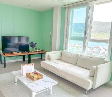Gangseo District Casa | 가덕도 오션뷰 숲세권 독채 프라이빗스테이 반려견동반가능 거제창원부산인근 거실1방3 최대8명