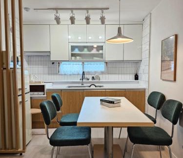 Hongjeil-tong Apartamento | 조기예약할인,STAY Yeoyu , 공항버스3분 ,R3, bed4, 최대7인,홍제 폭포