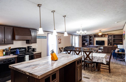 Elgin Casa | $0 Cleaning - Best for Groups and Families