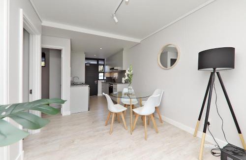 Milnerton Apartamento | 002 Burmesiter on Park- 2 minute walk from the beach