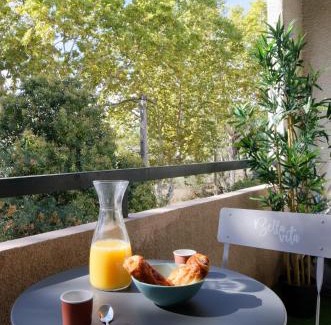 Hopitaux-Facultes Apartamento | 028- CHU Hôpital, Appart 2chambres, Parking, Tram