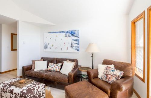 Upper Village Casa | #03 Arrowhead Point