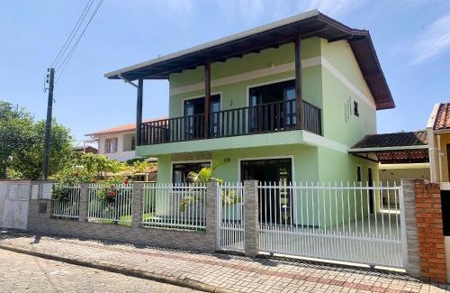 Ze Amandio Casa | 053 - Casa de praia para até 10 pessoas Bombinhas, com 4 vagas de garagem