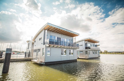 Kroeslin Casa | 07. floating houses (105 m²) Poseidon - Floating house no. 10 with fireplace and