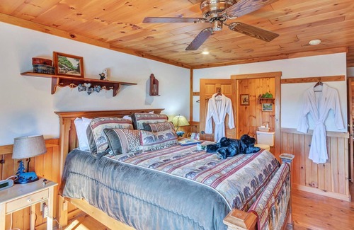 Cabins Casa | 08) Cave Mountain Room