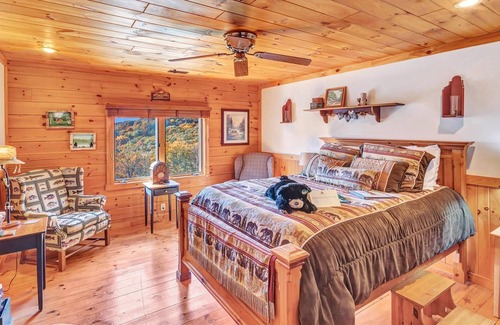 Cabins Casa | 08) Cave Mountain Room