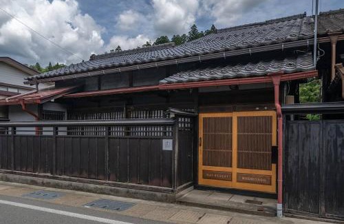 Hida Takayama Onsen Casa | 【1日1組限定4名まで同額】宮川沿いの町家一棟貸切ステイ ~WAT RESORT 飛騨まちやど 桜~