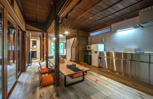 Hida Takayama Onsen Casa | 【1日1組限定4名まで同額】宮川沿いの町家一棟貸切ステイ ~WAT RESORT 飛騨まちやど 桜~