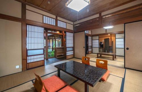 Hida Takayama Onsen Casa | 【1日1組限定4名まで同額】宮川沿いの町家一棟貸切ステイ ~WAT RESORT 飛騨まちやど 桜~
