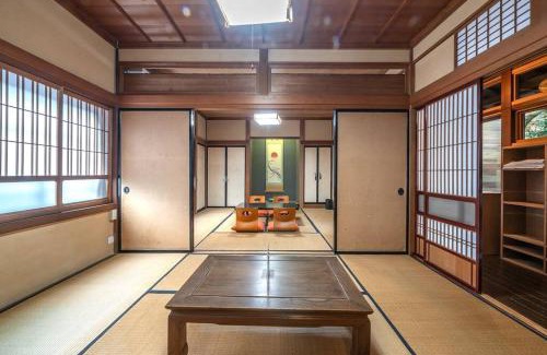 Hida Takayama Onsen Casa | 【1日1組限定4名まで同額】宮川沿いの町家一棟貸切ステイ ~WAT RESORT 飛騨まちやど 桜~