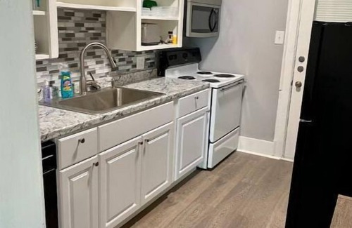 San Jacinto Apartamento | 1 1/2 blocks to beach right near Pleasure Pier. Close to cruise terminal too!