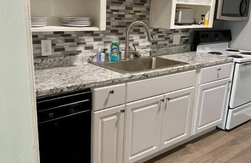 San Jacinto Apartamento | 1 1/2 blocks to beach right near Pleasure Pier. Close to cruise terminal too!