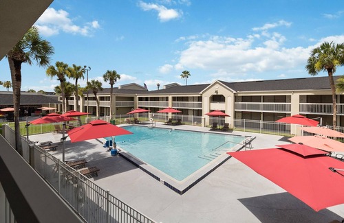 Campbell Condominio | 1/1 Condo-Hotel with double bed and community pool miles from Disney!