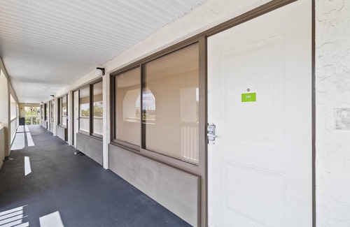 Campbell Condominio | 1/1 Condo-Hotel with double bed and community pool miles from Disney!