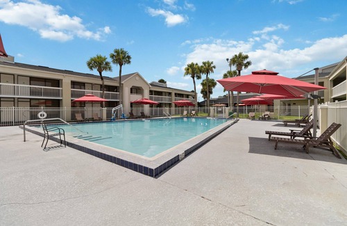 Campbell Condominio | 1/1 Condo-Hotel with double bed and community pool miles from Disney!