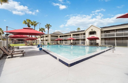 Campbell Condominio | 1/1 Condo-Hotel with double bed and community pool miles from Disney!