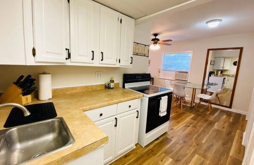 Disston Heights Apartamento | 1/1 Downstairs Apt, 15 min to Downtown or Beaches!