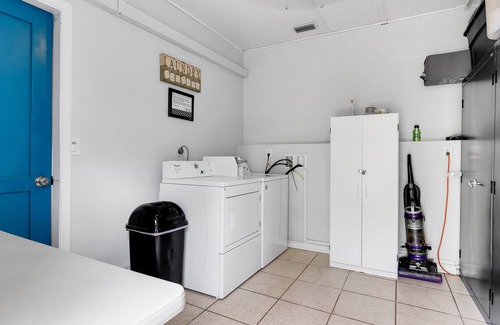 Downtown Fort Lauderdale Cabaña | 1/1, king-sized bed, kitchen, hot tub, BBQ, porch, patio. FREE wifi & parking.