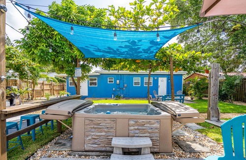 Downtown Fort Lauderdale Cabaña | 1/1, king-sized bed, kitchen, hot tub, BBQ, porch, patio. FREE wifi & parking.