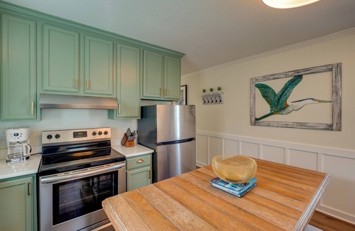 Pass Christian Cabaña | < 1/2 Mi to Beach: Gem w/ Lanai in Pass Christian